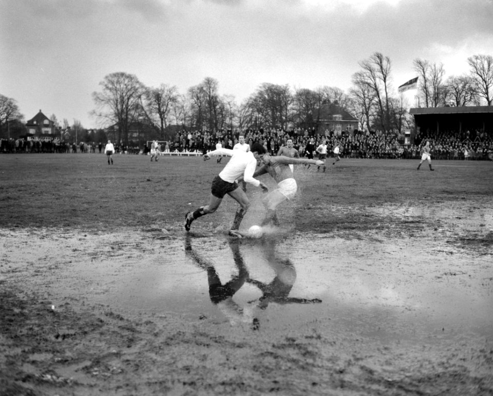 KHFC tegen oud internationals 1-1 Joop van Stoffelen in duel met het water, Bestanddeelnr 913-3546