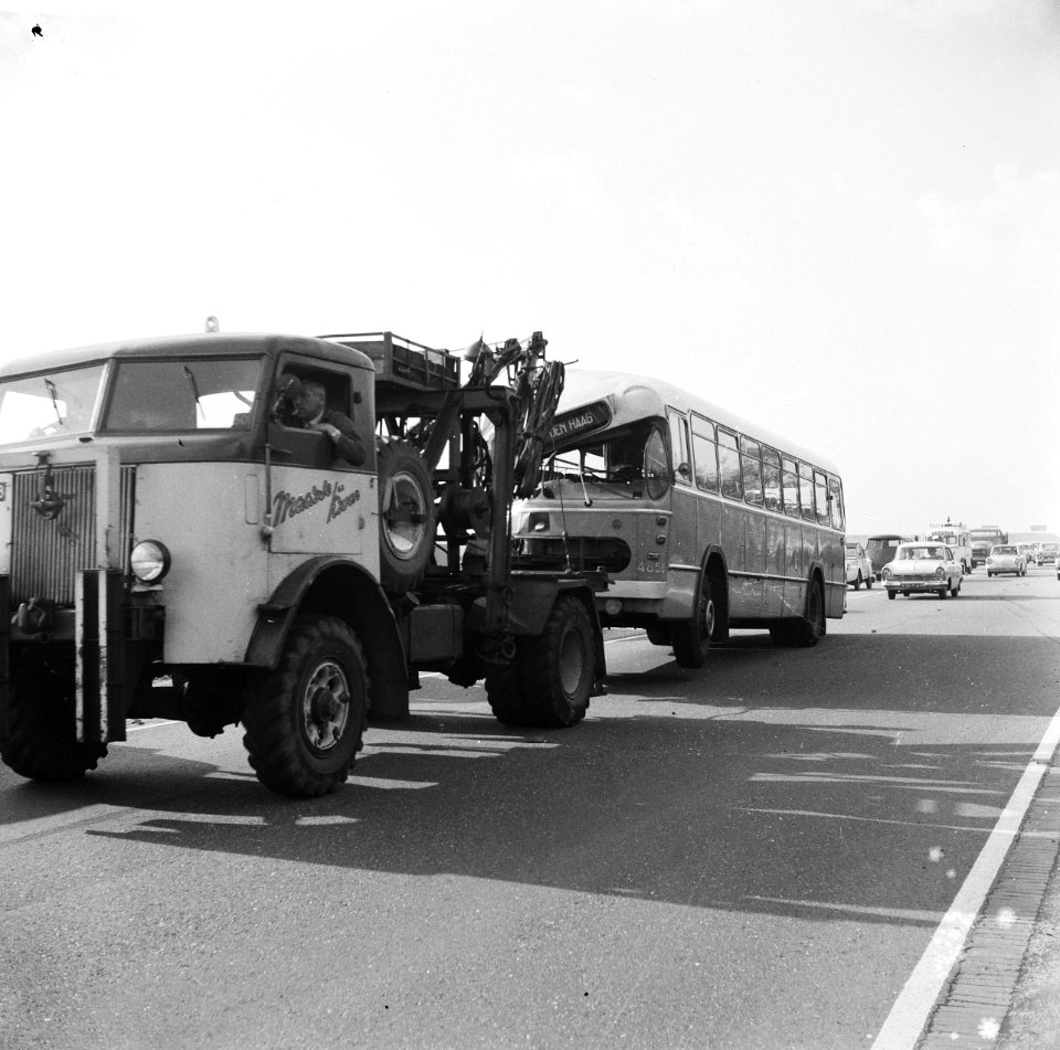 Kettingbotsing op de Haagseweg. Autobus wordt weggesleept door een takelwagen va, Bestanddeelnr 913-0421