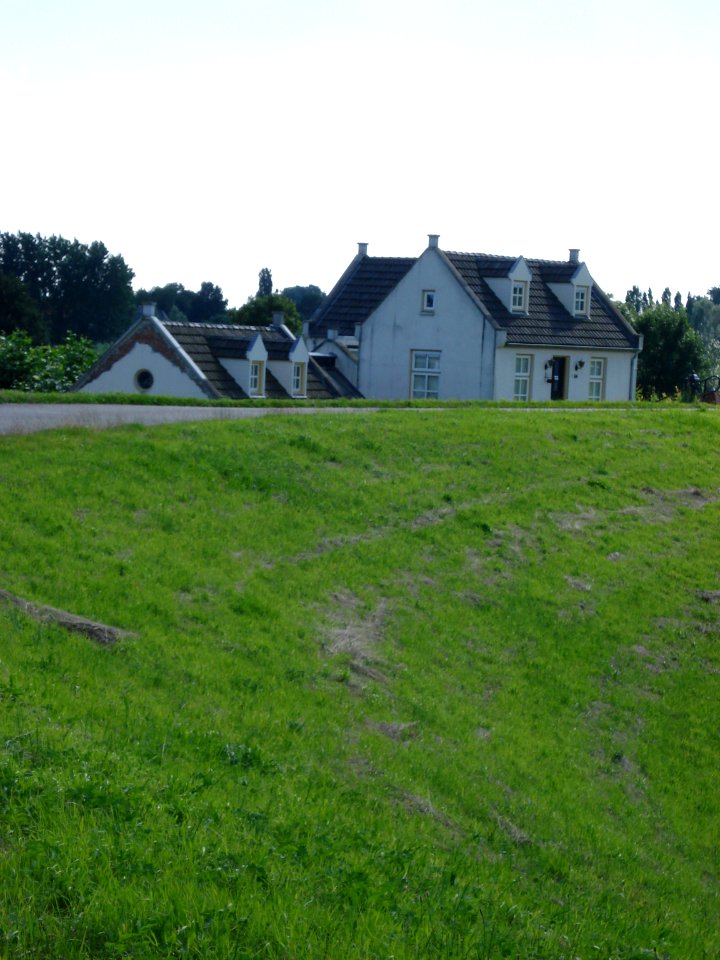 Kessel, anciennes maisons en contrebas de la digue