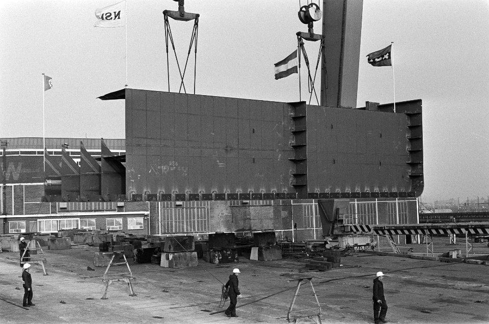 Kiel gelegd van een pontom op NSM-werf te Amsterdam, die gebruikt zal worden voo, Bestanddeelnr 931-9687