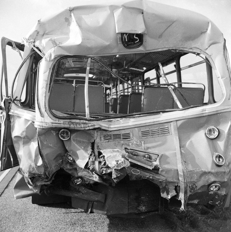 Kettingbotsing op de Haagseweg. Wrak van NZH autobus, Bestanddeelnr 913-0422