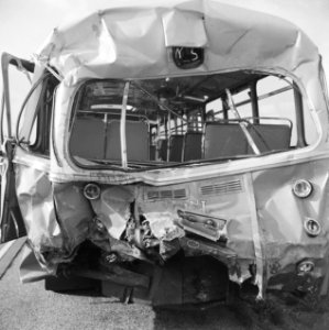 Kettingbotsing op de Haagseweg. Wrak van NZH autobus, Bestanddeelnr 913-0422