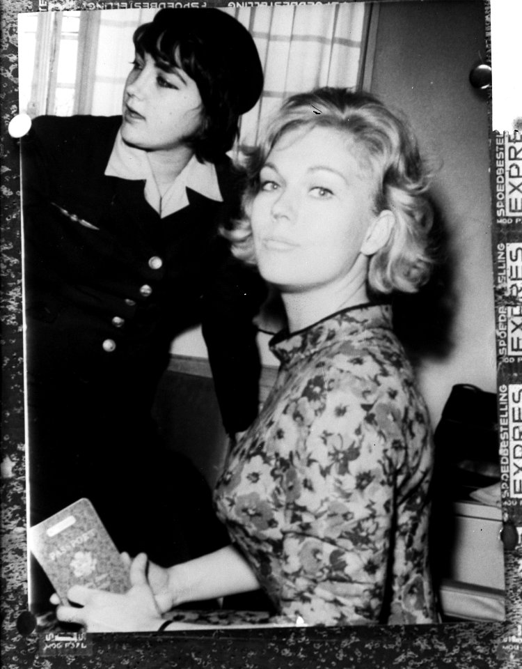 Kim Novak op vliegveld Madrid, Bestanddeelnr 913-6958