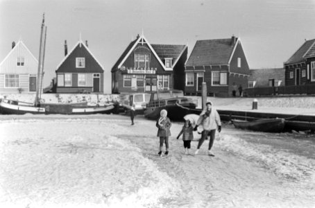Kinderen schaatsen bij Marken, o.a. met oude sluis, Bestanddeelnr 924-1482