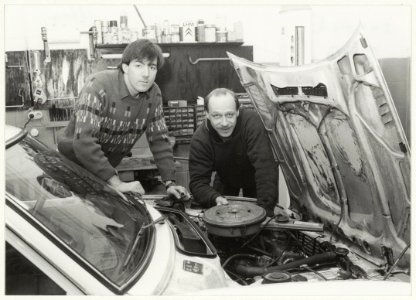 Kick van Wooning (links) en compagnon Eric Vrijburg, van garageberdrijf De Motor, aan de Spaarnwouderstraat 32. NL-HlmNHA 54016604