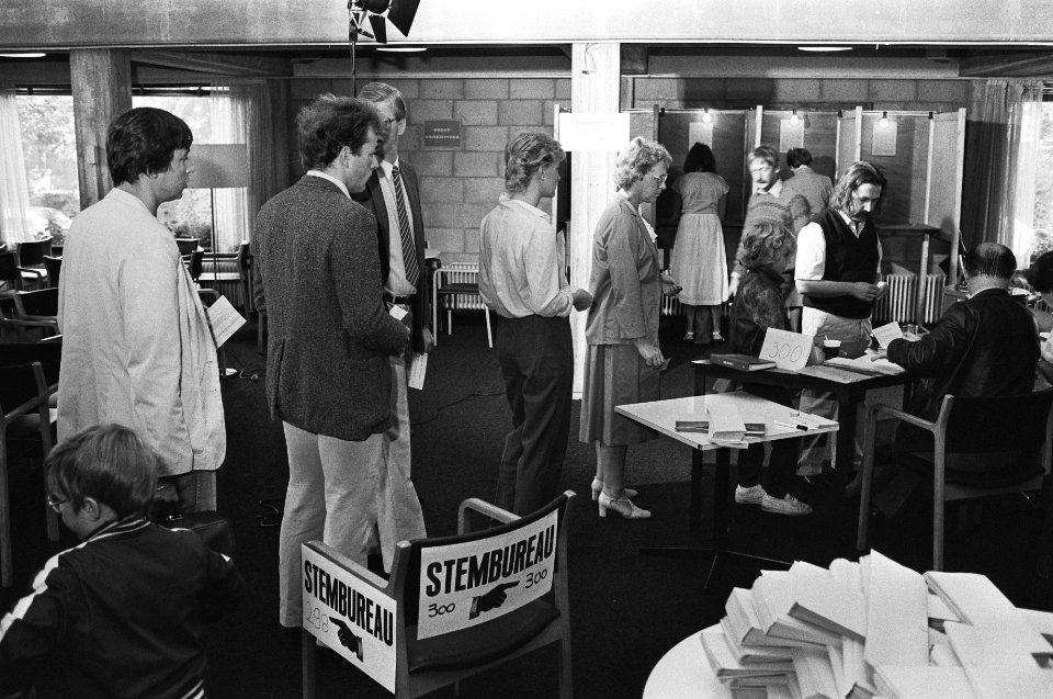 Kiezers in een stembureau in Amsterdam, Bestanddeelnr 932-3163