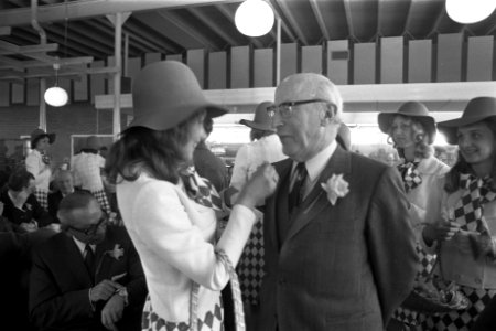 Keukenhof te Lisse geopend, Burgemeester Samkalden krijgt bloem, Bestanddeelnr 926-3048