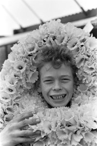 Keukenhof 1967 open, meisje in bloemenkrans, Bestanddeelnr 920-1753