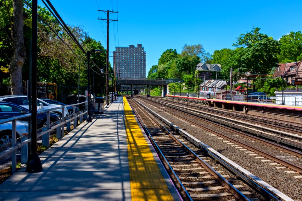 Kew Gardens LIRR station looking west along main line