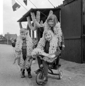 Keukenhof 1964, beeldende kunst, kinderen met bloemslingers om, Bestanddeelnr 916-3260