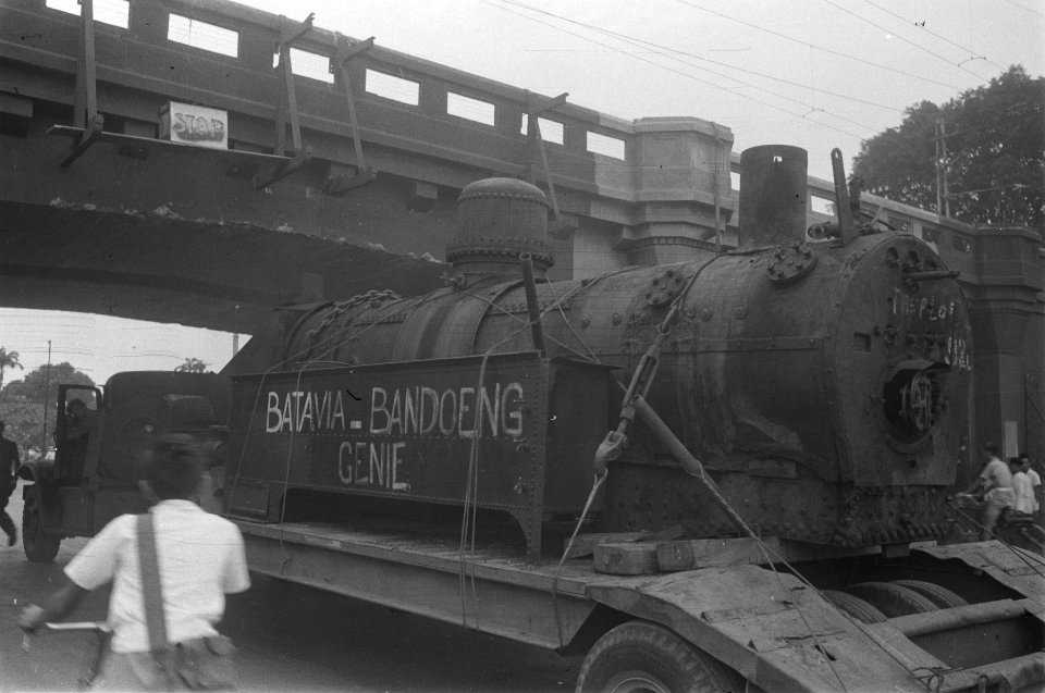Ketelhuis van een locomotief op oplegger onder een spoorbrug, Bestanddeelnr 116-1-2