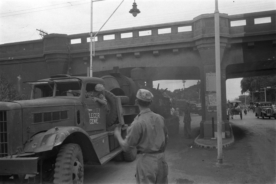 Ketelhuis van een locomotief op oplegger onder een spoorbrug, Bestanddeelnr 116-1-3