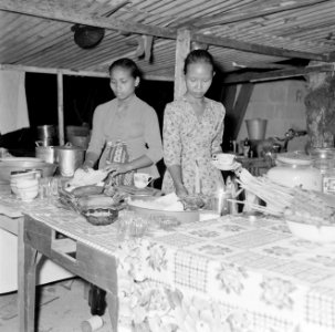 Keuken op een Javaans feest in Paramaribo, Bestanddeelnr 252-2594