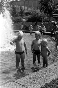 Kinderen met klik klak in fontein Amsterdam, Frederiksplein, Bestanddeelnr 924-8322