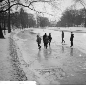 Kinderen op het ijs op de Stadhouderskade, Bestanddeelnr 914-7091