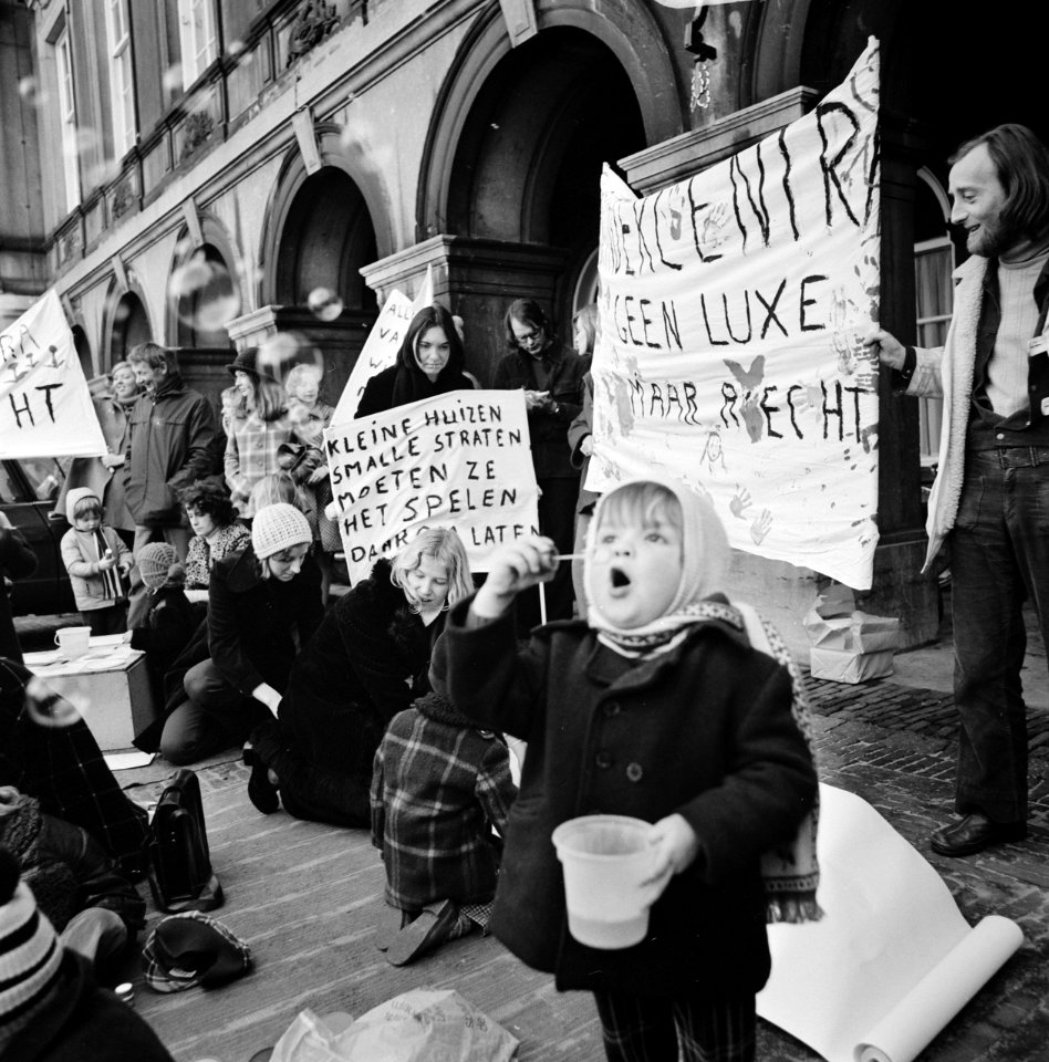 Kinderen op het Binnenhof tijdens de actie, Bestanddeelnr 926-9970