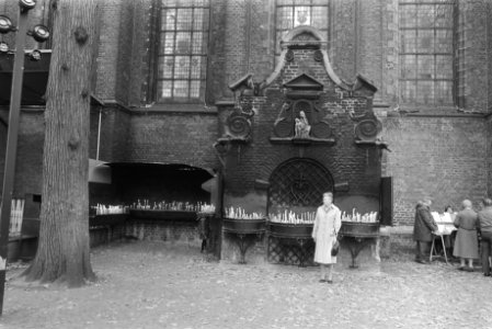 Kevelaer. Barokke devotiekapel met een pieta met bakken met brandende kaarsen bi, Bestanddeelnr 932-3826