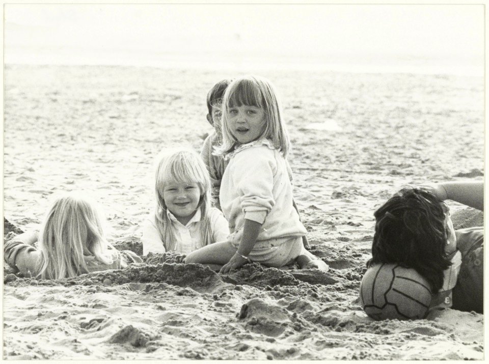 Kinderen op het strand. NL-HlmNHA 54005628