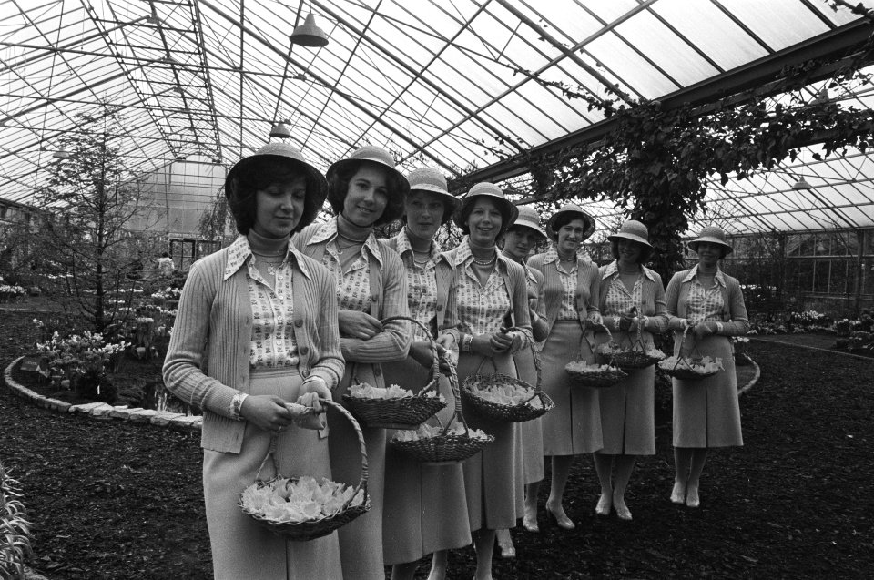 Keukenhof officieel geopend bloemenmeisjes op de Keukenhof, Bestanddeelnr 928-4922