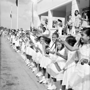 Kinderen met vlaggen bij de aankomst van het koninklijk paar in Willemstad, Bestanddeelnr 252-3574