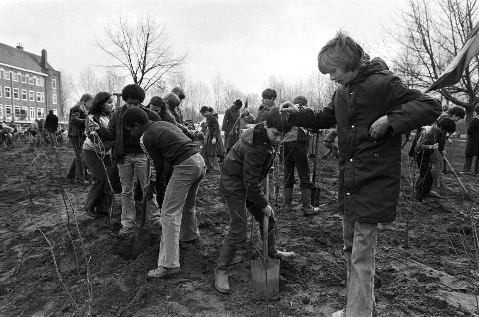 Kinderen planten boompjes in Amsterdam, Bestanddeelnr 930-1795