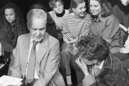 Kinderen praten met Nobelprijswinnaars in Amsterdam 29a, 30a prof. J. Tinberge, Bestanddeelnr 933-9974