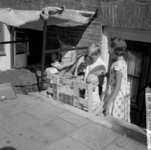 Kinderen spelen poppenziekenhuis in de stad, Bestanddeelnr 911-4895