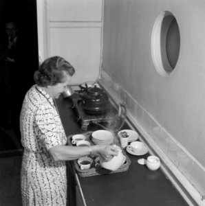 Keuken Kantinejuffrouw schenkt thee in, Bestanddeelnr 900-7440
