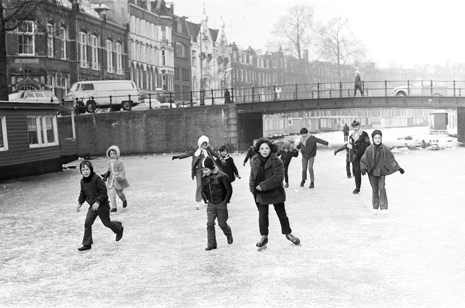 Kinderen schaatsen op grachten, Amsterdam schaatsen op Da Costakade, Bestanddeelnr 924-1493