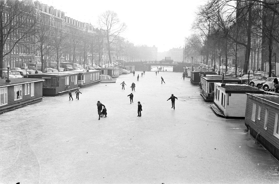 Kinderen schaatsen op grachten, Amsterdam schaatsen op Da Costakade , overzicht, Bestanddeelnr 924-1494