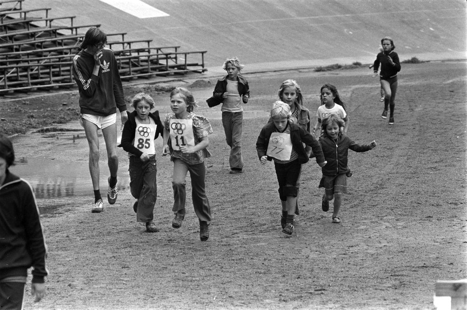 Kilometer-marathon voor de jeugd in Olympisch Stadion in Amsterdam, deelnemers o, Bestanddeelnr 928-7151