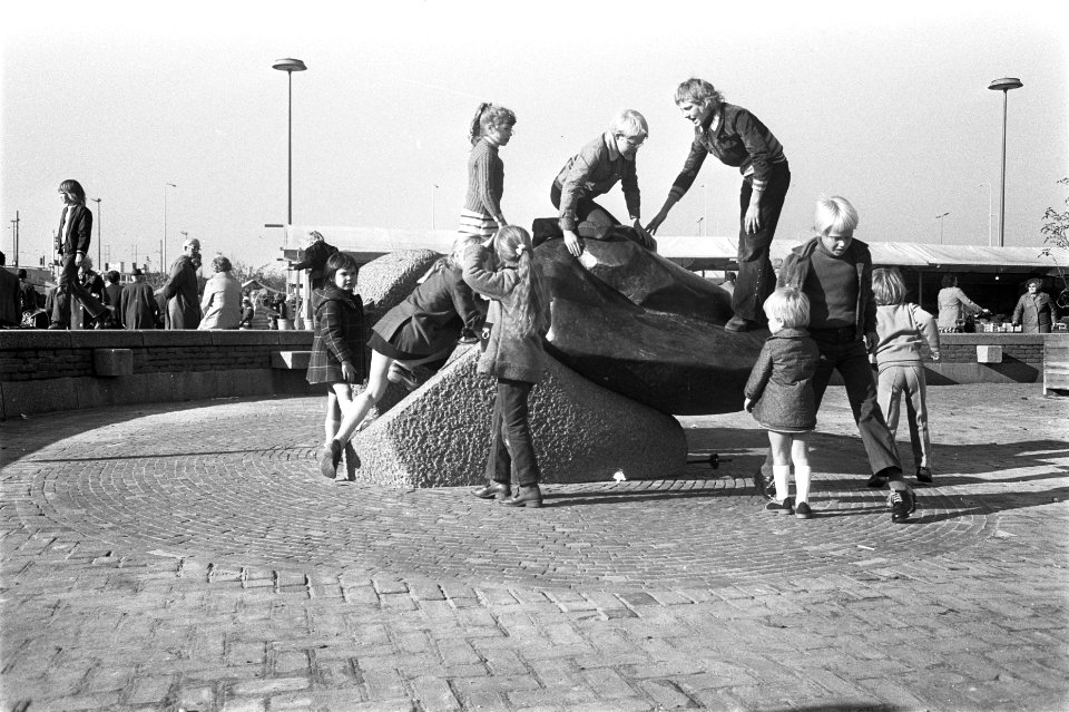 Kinderen spelen op het plastiek, Bestanddeelnr 926-7857
