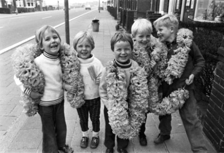 Kinderen met slingers te Hillegom, Bestanddeelnr 924-4808