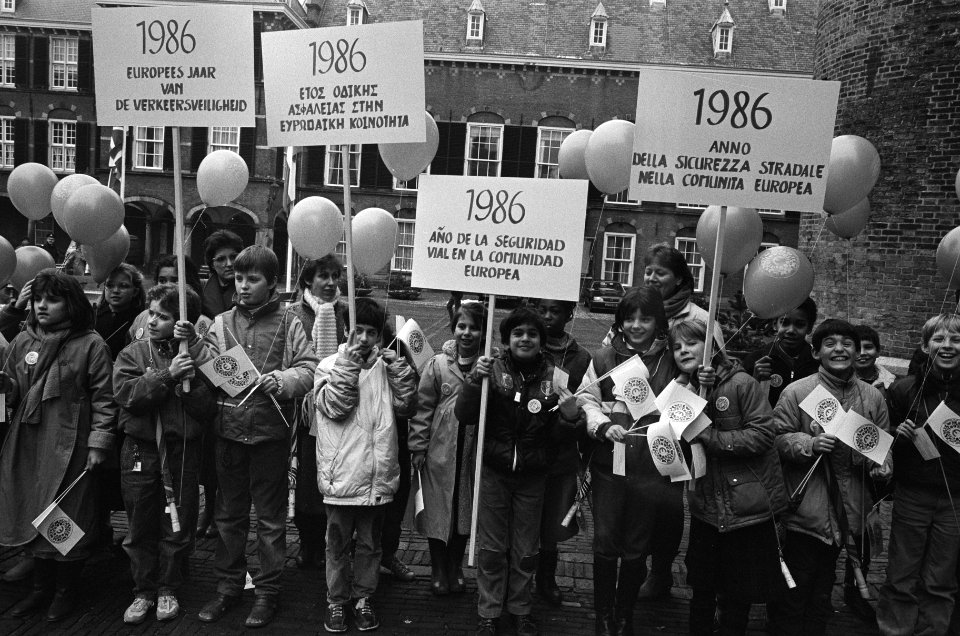 Kinderen met teksten in verschillende talen op het Binnenhof, Bestanddeelnr 933-5319