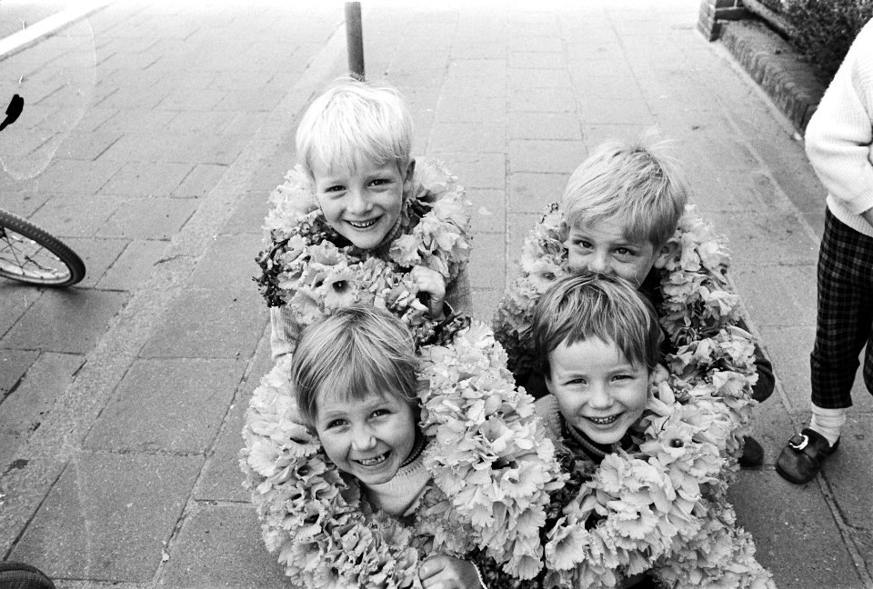 Kinderen met slingers te Hillegom, Bestanddeelnr 924-4809