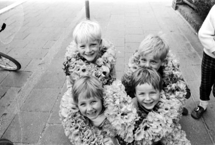 Kinderen met slingers te Hillegom, Bestanddeelnr 924-4809