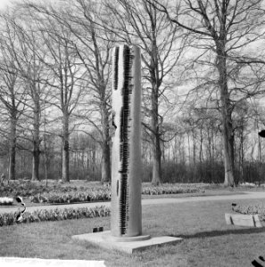 Keukenhof 1964, beeldende kunst, Travellers Column va n Arnaldo Pomodoro, Bestanddeelnr 916-3253