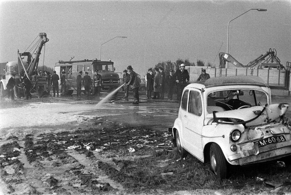 Kettingbotsing op Haagweg bij Schiphol ongeveer dertig kapotte autos, onder het, Bestanddeelnr 923-9101