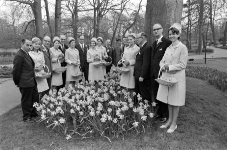Keukenhof 1967 open, bloemenmeisjes, Bestanddeelnr 920-1750