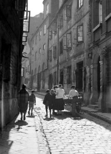 Kinderen rond een kar in de Joodse wijk van Warschau, Bestanddeelnr 190-0047 photo