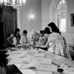 Kinderen met geschenken voor de koningin, Bestanddeelnr 252-3789