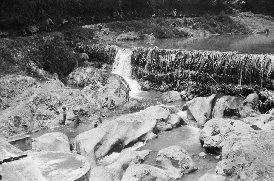 Kinderen spelen en zwemmen bij een waterval, Bestanddeelnr 465-4-6