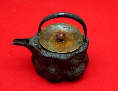 Kettle for warming sake, Meiji period, iron - Exhibition Room - Shinise Kinenkan Museum - Nagamachi - Kanazawa, Japan - DSC00302