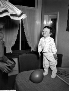 Kinderbedtijd, kleine Wilma speelt met de bal, Bestanddeelnr 909-4929