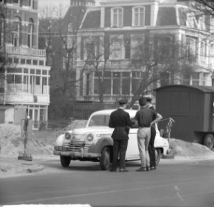 Keuring op oude personenautos door politie te Amsterdam, Bestanddeelnr 915-0578