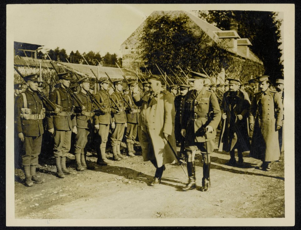King of Montenegro and the Commander-in-Chief inspecting the Guard of Honour, Bestanddeelnr 158-0964