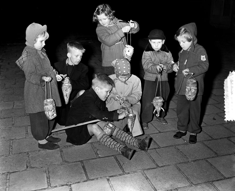 Kinderen met lampionnen, Bestanddeelnr 906-8387