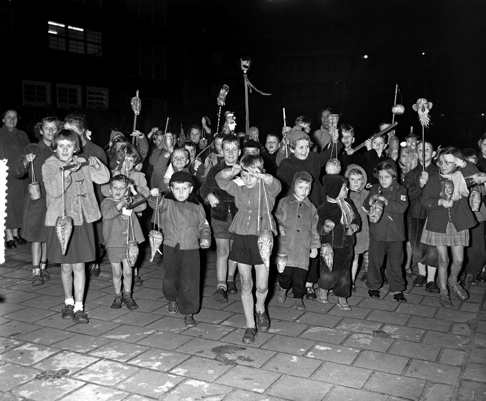 Kinderen met lampionnen, Bestanddeelnr 906-8385