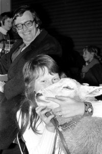 Kinderen met hun dieren op de Savoa kleindierententoonstelling in de RAI, meisje, Bestanddeelnr 926-0457