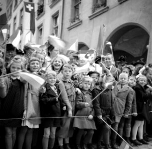 Kinderen met vlaggetjes juichen het prinselijk paar toe in Bern, Bestanddeelnr 252-1998